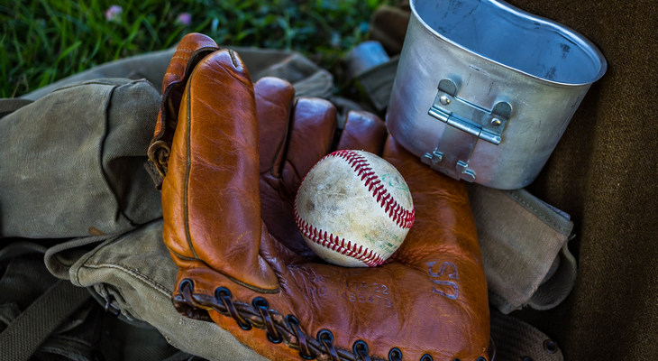 野球のグローブとボール